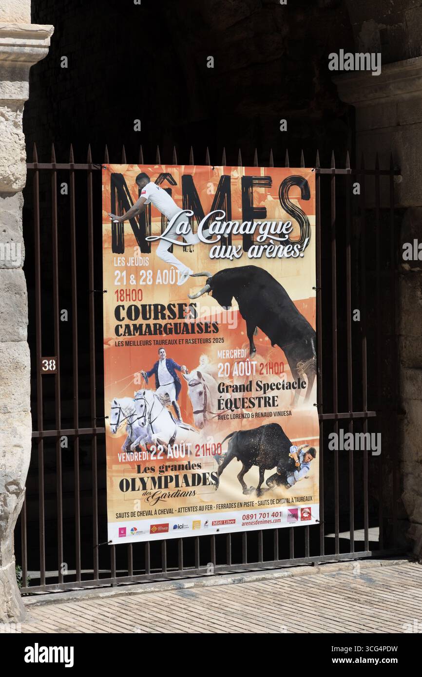 Evento pubblicitario di manifesti di corrida all'interno dell'anfiteatro romano di Nimes, costruito intorno al 100 d.C., nel centro di Nimes, Gard, in Francia Foto Stock