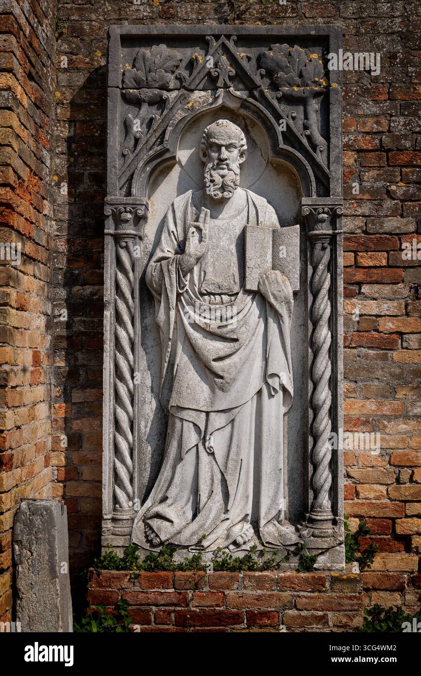 Scultura di San Giovanni Evangelista, altorilievo del XIV secolo, uno dei reperti archeologici esposti all'esterno del Museo Provinciale Foto Stock