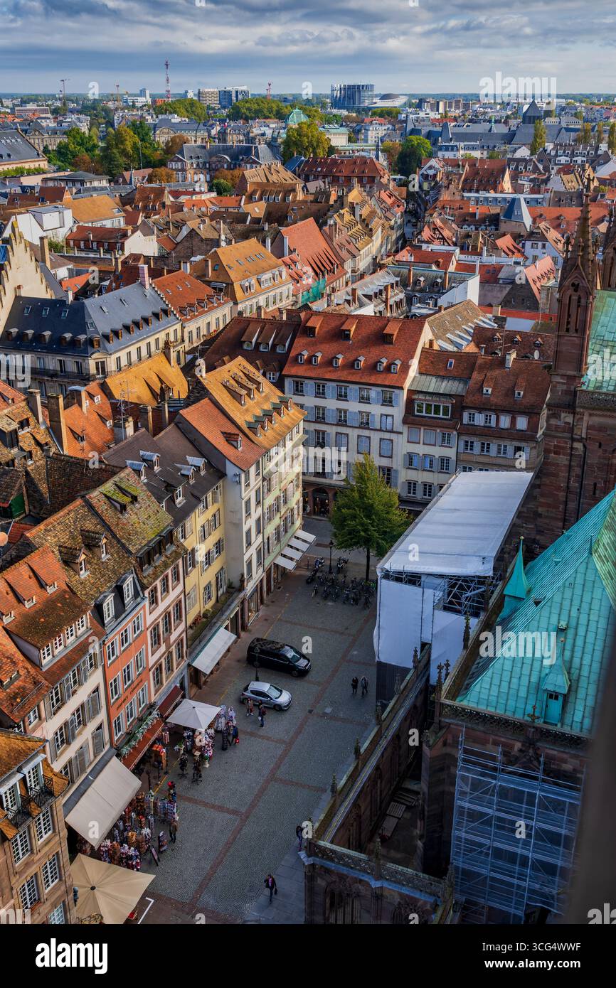 Vista sulla Piazza della Cattedrale (Place de la Cathedrale) nella città vecchia di Strasburgo, Alsazia, Francia. Foto Stock