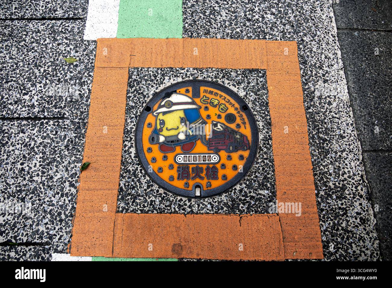 Intricate coperture di approvvigionamento idrico a piastre metalliche sulla strada, a Tokyo, Giappone Foto Stock