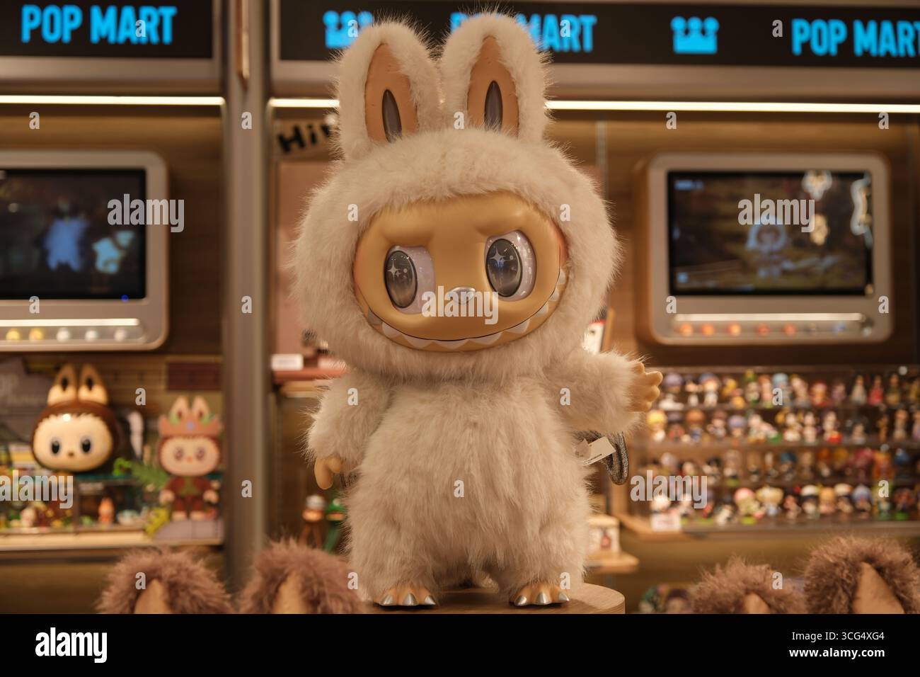 Shanghai, Cina - 28 giugno 2025: Vendita di peluche Labubu nel negozio POP MART Foto Stock