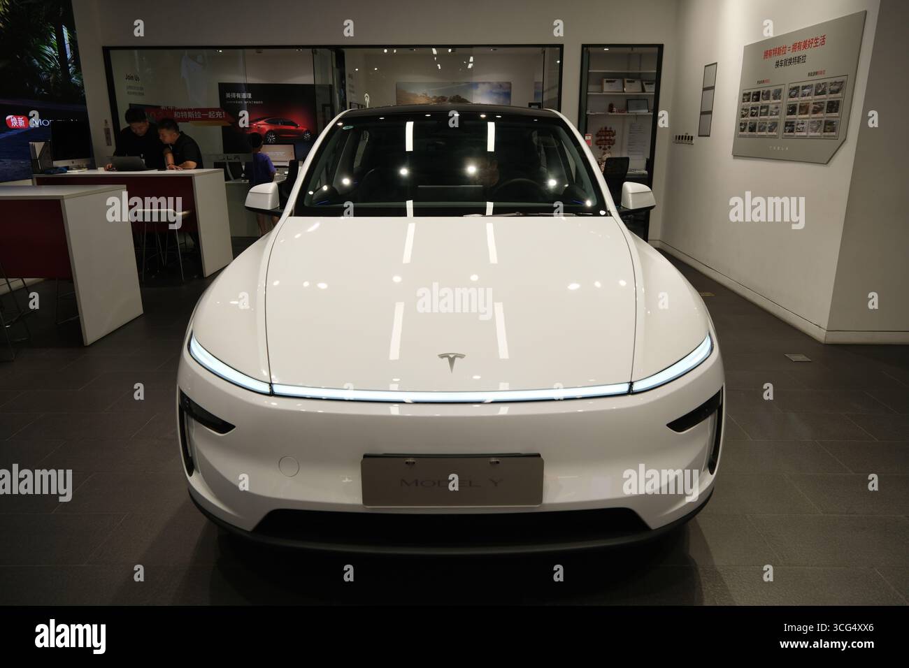 Shanghai, Cina - 6 luglio 2025: Vendita auto Tesla Model Y 2025 in negozio Foto Stock