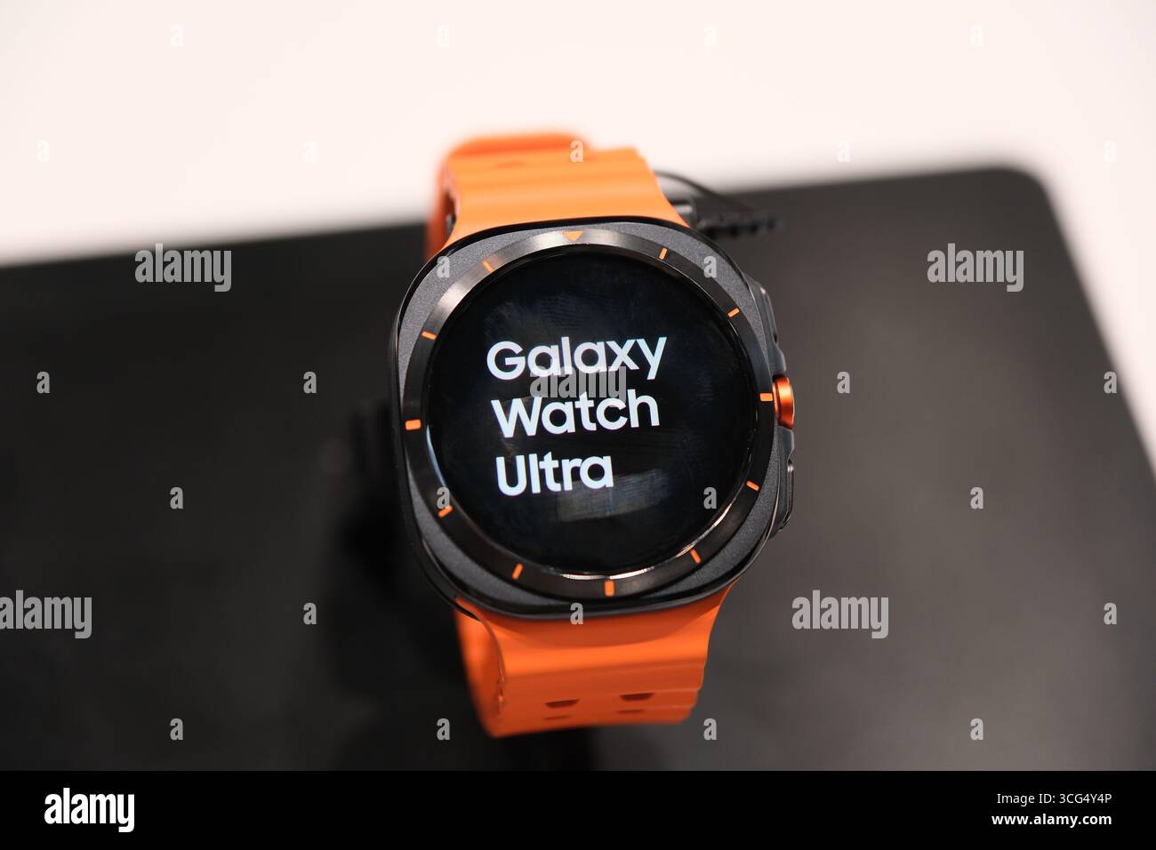 Shanghai, Cina - 12 luglio 2025: Samsung Galaxy Watch Ultra in negozio Foto Stock
