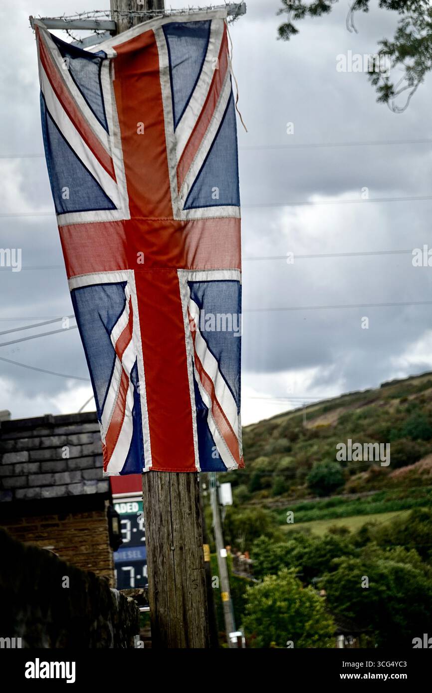 Bandiera dell'Unione in mostra su una strada a New Mills, Derbyshire Foto Stock