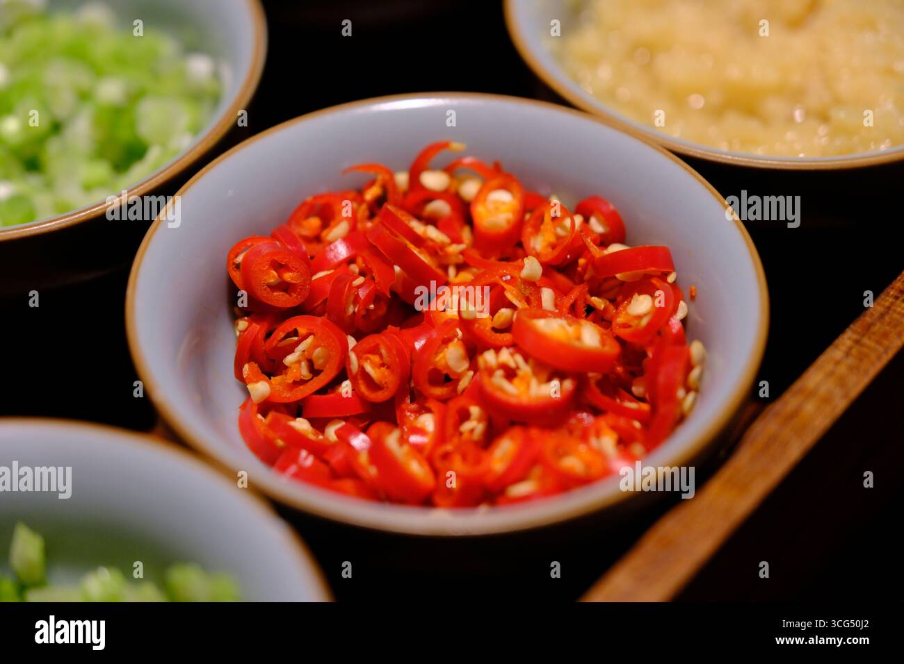 una ciotola di peperoncino rosso a fette Foto Stock