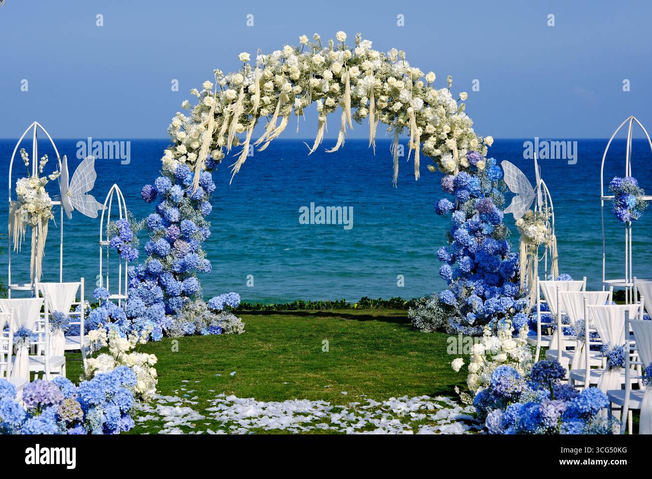 arco nuziale e sedie all'aperto sullo sfondo blu dell'oceano Foto Stock