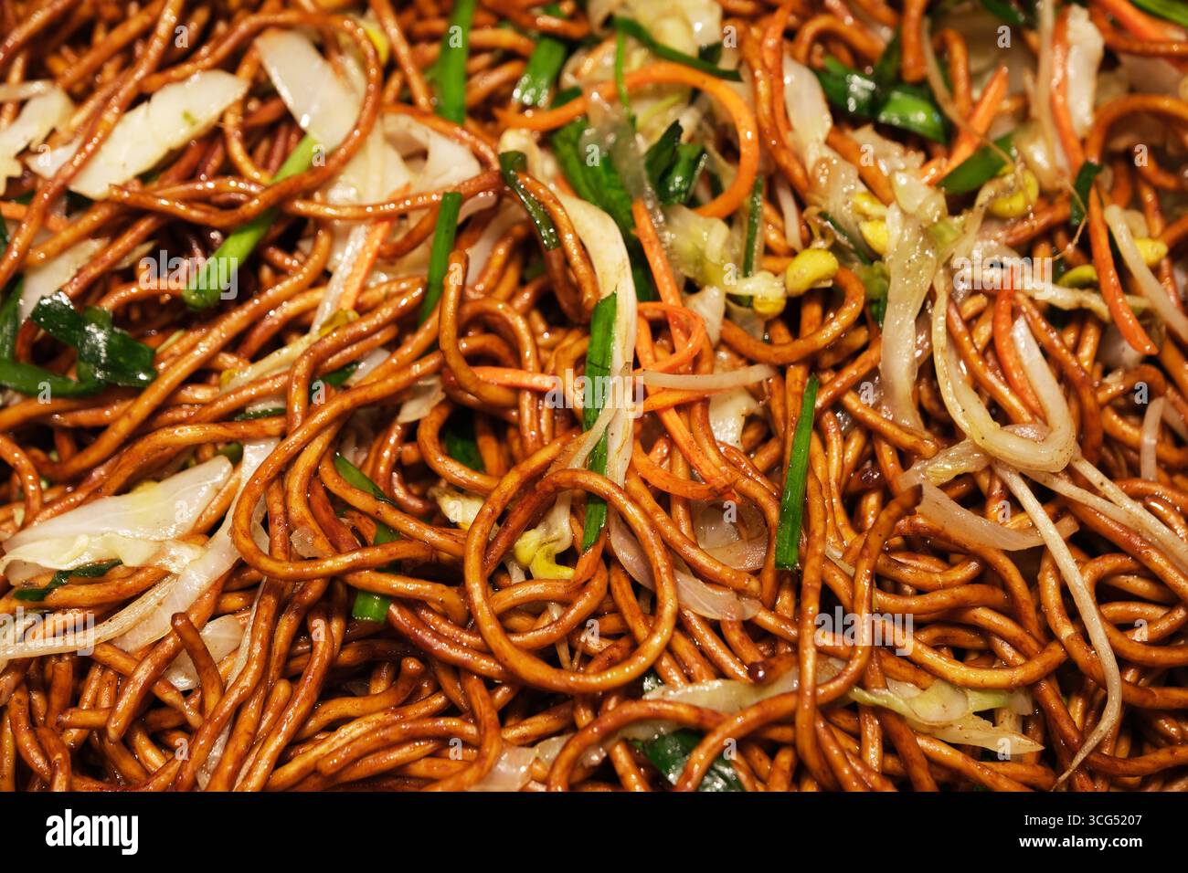 Primi piani saporiti spaghetti fritti cinesi con verdure assortite. Foto Stock