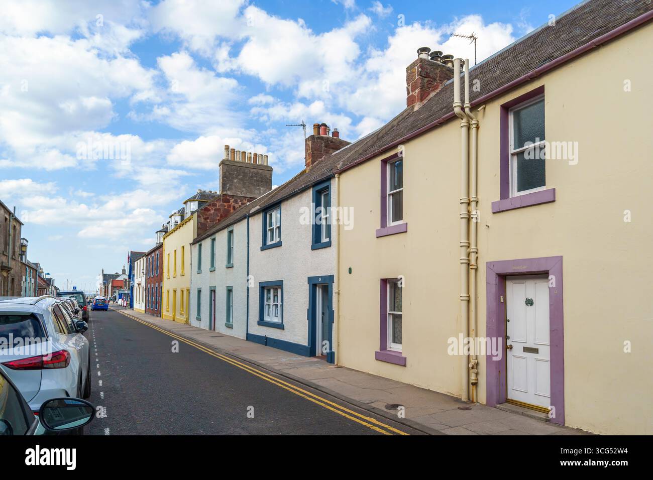 Case multicolore lungo Victoria Road, North Berwick, East Lothian, Scozia, Regno Unito. Foto Stock