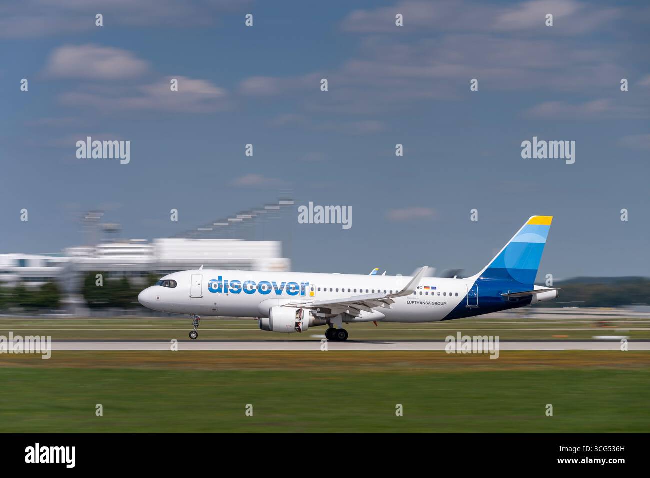 Scopri Airbus A320-200 con la registrazione dell'aeromobile D-ATCF Lands sulla pista sud 26L dell'aeroporto di Monaco MUC EDDM Foto Stock