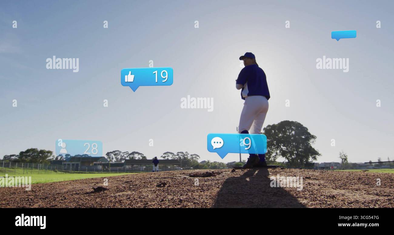 Palla da lancio, lanciatore da baseball con maglia navy e cappellino sul tumulo illuminato dal sole con icone dei social media Foto Stock