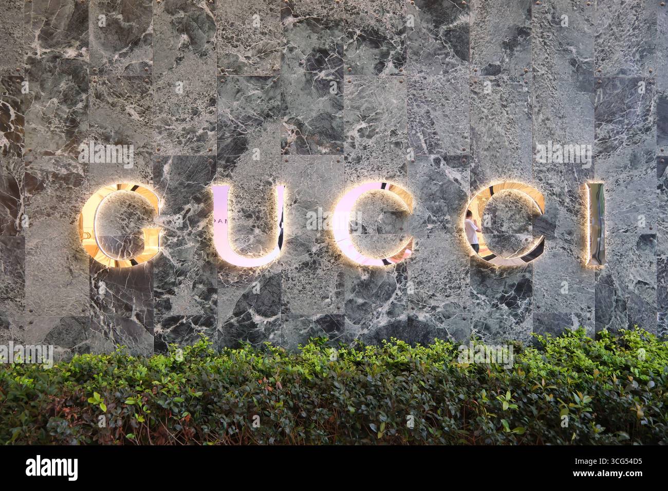 Shanghai, Cina - 2 agosto 2025: Logo del marchio dell'azienda GUCCI Foto Stock