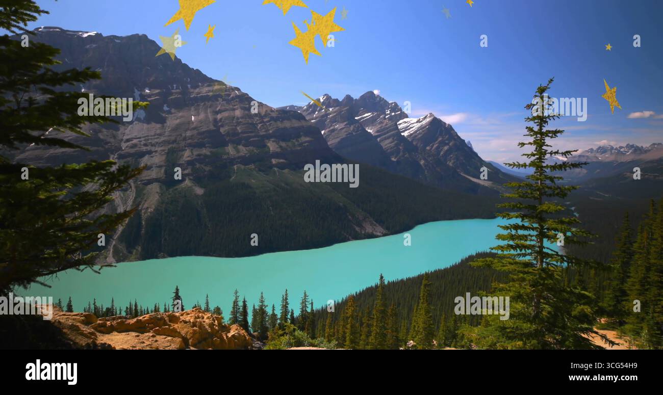 Rivelando un lago turchese che si snoda attraverso la valle alpina, con affioramento e pini che incorniciano la vista Foto Stock