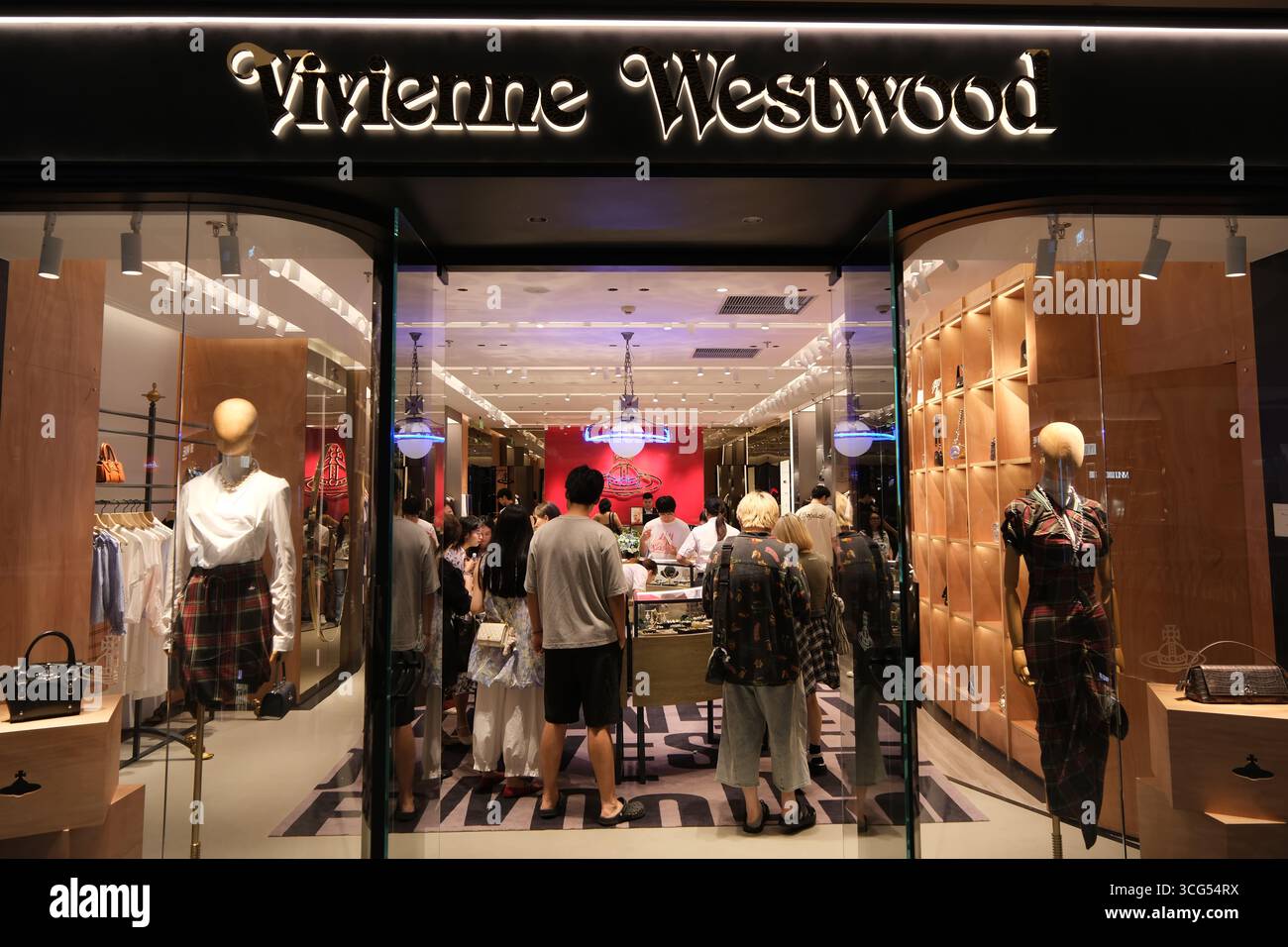 Shanghai, Cina - 2 agosto 2025: Negozio Vivienne Westwood con persone Foto Stock