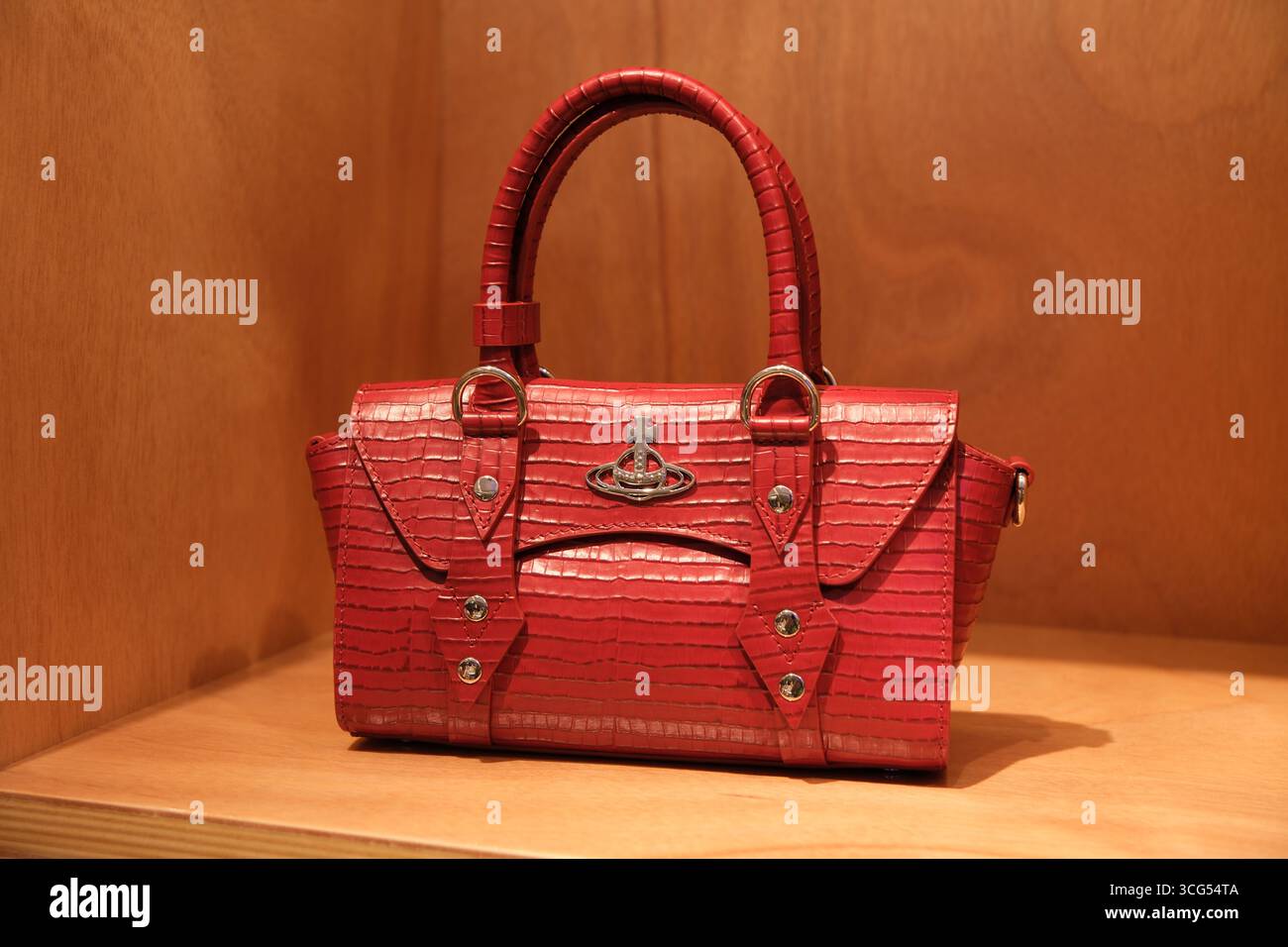 Shanghai, Cina - 2 agosto 2025: Borsa a tracolla Vivienne Westwood Bettina Mini in rosso Foto Stock