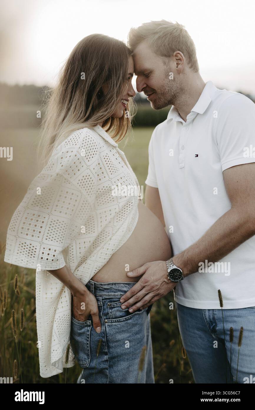 Incinta, giovane donna con partner Foto Stock