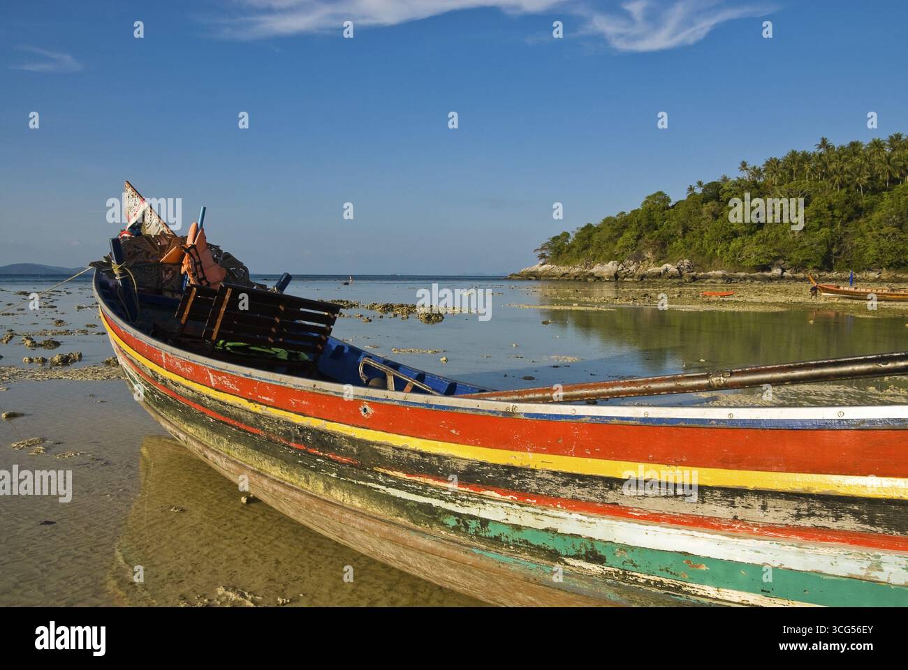 Impressioni sulle barche a coda lunga nella baia di Siam sull'isola Racha Yai al largo della punta meridionale dell'isola per vacanze tailandese di Phuket, Phuket, Racha Yai, Thailandese Foto Stock