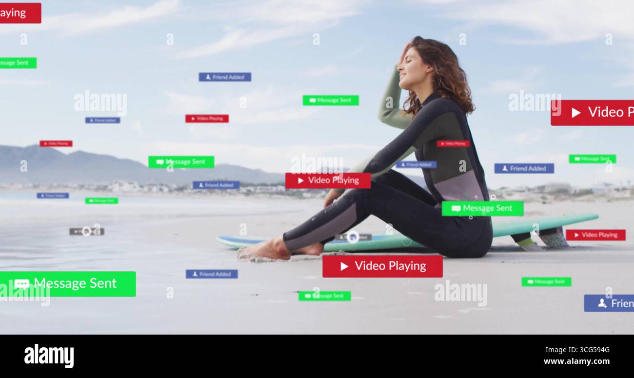 Surfista seduto in muta che spazzola i capelli in spiaggia, con tavola da surf, notifiche, spazio fotocopie Foto Stock