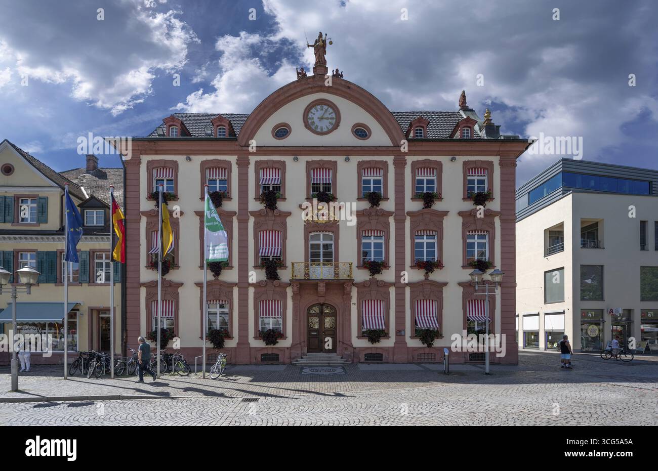 Municipio con stemma dorato e figura di leone, costruito nel 1780, Hauptstrasse, Offenburg, Baden-Wuerttemberg, Germania Foto Stock
