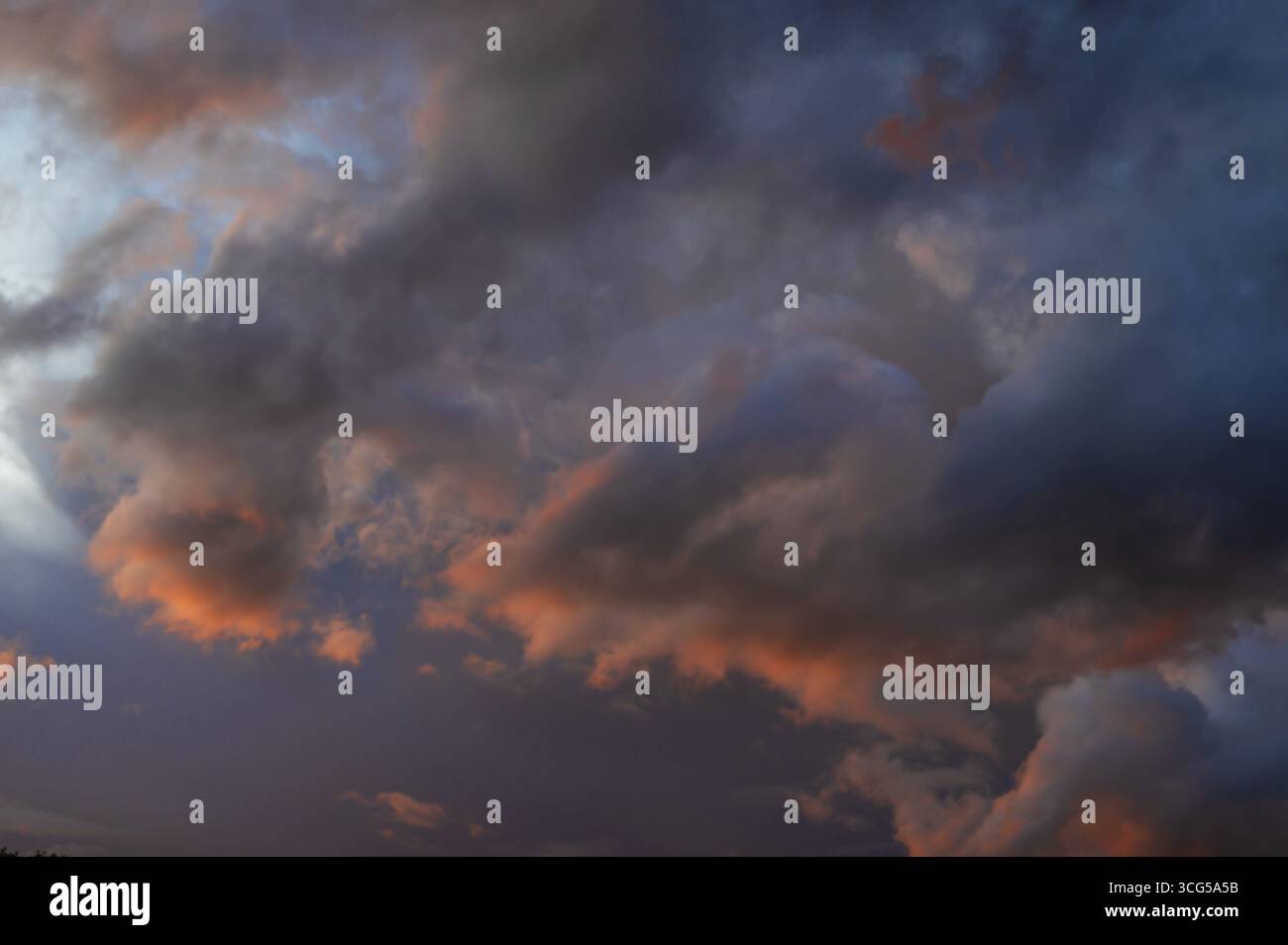 Nuvole illuminate dal sole nel cielo serale, Baviera, Germania Foto Stock