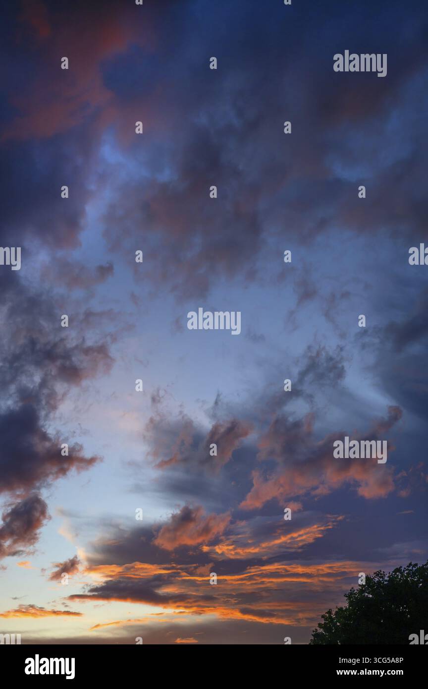 Cielo nuvoloso di sera, Baviera, Germania Foto Stock