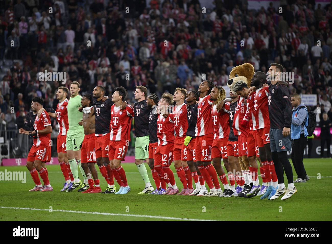 Squadra, FC Bayern Monaco festeggia la vittoria nella curva sud davanti ai tifosi, FCB Allianz Arena, Monaco, Baviera, Germania Foto Stock