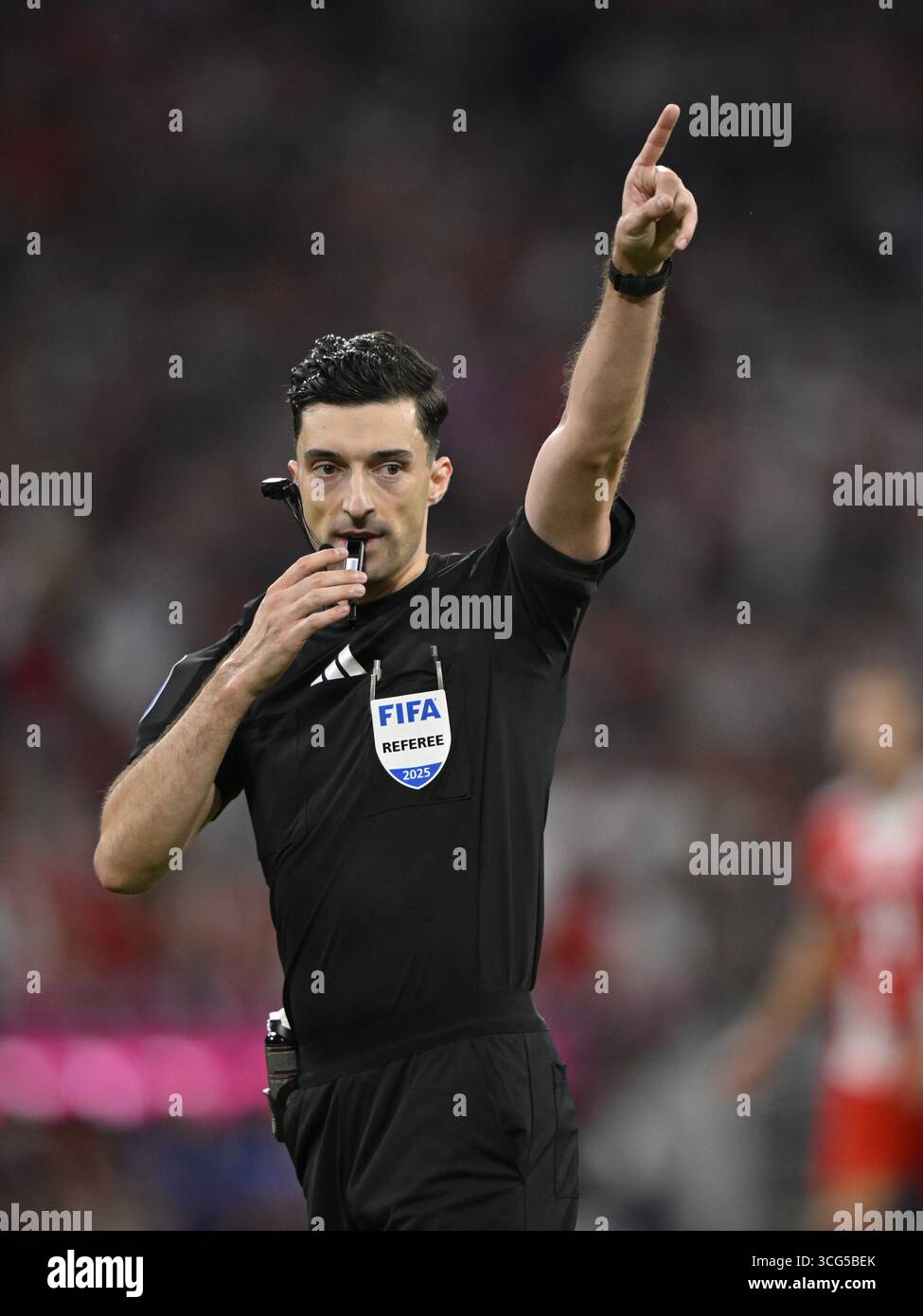 Arbitro Florian Badstuebner Gesture Gesture Whistle on Mouth Allianz Arena, Monaco di Baviera, Germania Foto Stock