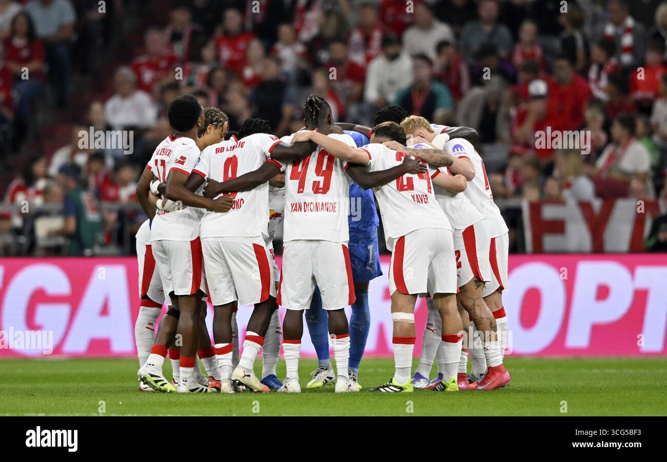 Team building, team Circle davanti all'inizio della partita RB Leipzig RBL, Allianz Arena, Monaco di Baviera, Germania Foto Stock