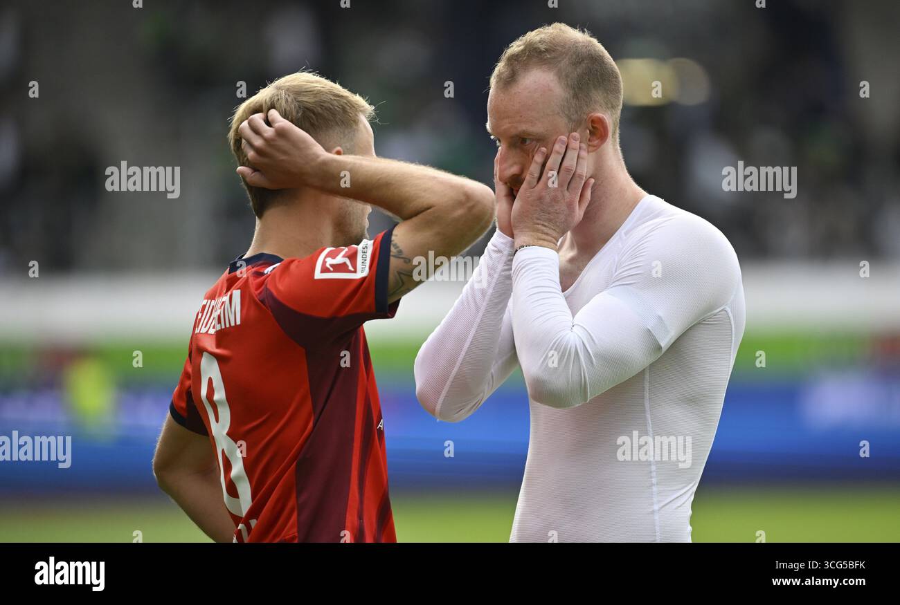 Dopo la partita Leo Scienza 1. FC Heidenheim 1846 FCH (08) in discussione con Maximilian Arnold VfL Wolfsburg (27) Gesture Gesture Gesture Horrified Horrified Foto Stock