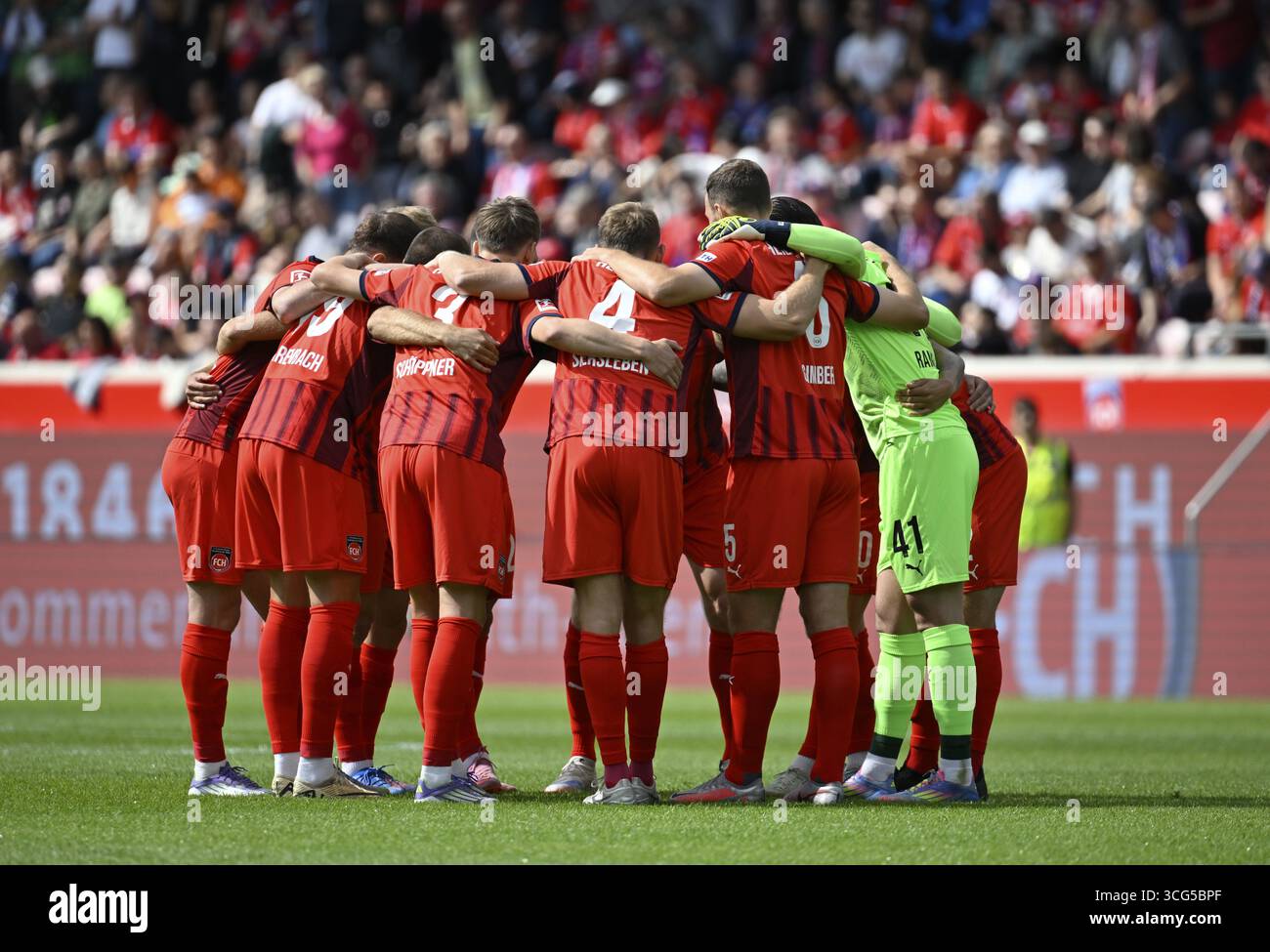Team building, team Circle davanti all'inizio della partita 1. FC Heidenheim Voith-Arena, Heidenheim, Baden-Wuerttemberg, Germania Foto Stock