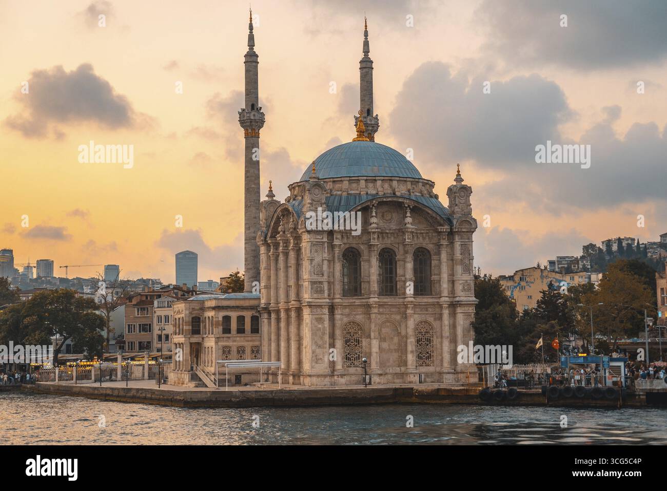 La moschea di Ortakoy, situata sulle rive dello stretto del bosforo, crea una scena pittoresca durante il tramonto a istanbul, turchia Foto Stock