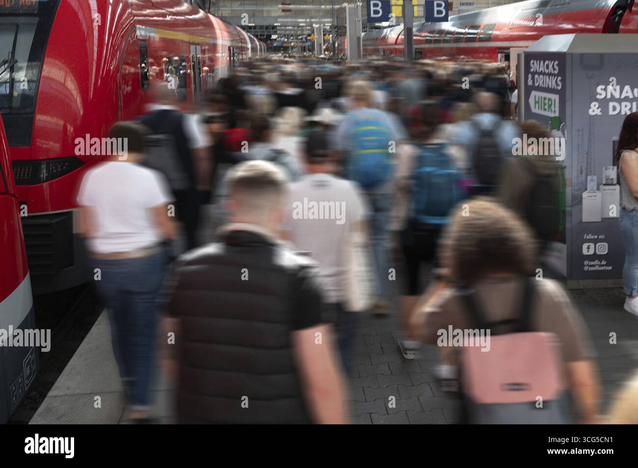 Arrivo dei viaggiatori alla stazione centrale di Monaco, Movement, Monaco, Baviera, Germania Foto Stock