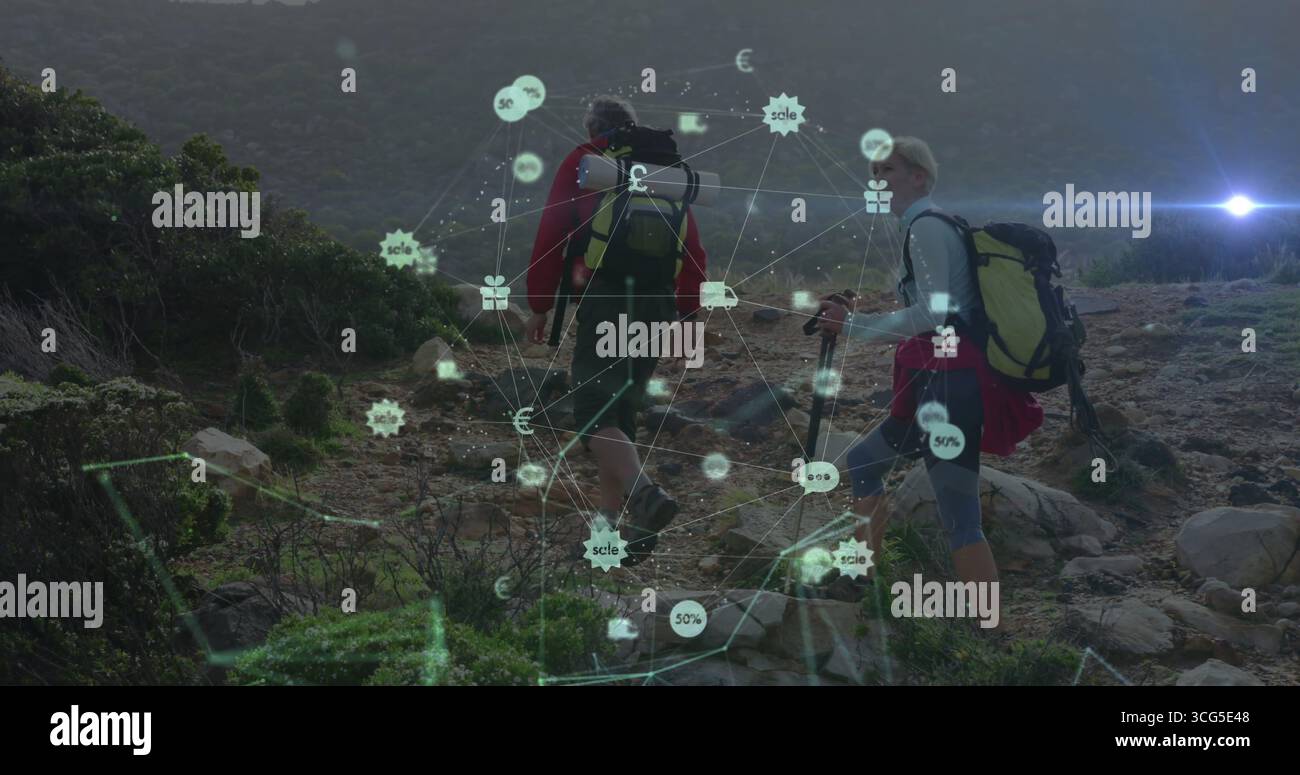 Escursioni per adulti maturi, trekking su un sentiero costiero roccioso in collina, con commercio digitale e icone di chat Foto Stock