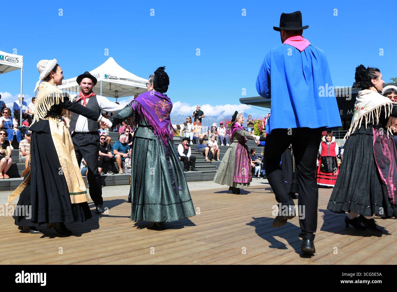 Groupe folklorique : la Chamoschire. Fête de la Rioule : rencontre folklorique avec les groupes : la Chamoschire (Saint-Gervais-les-Bains), la Clicca, Foto Stock