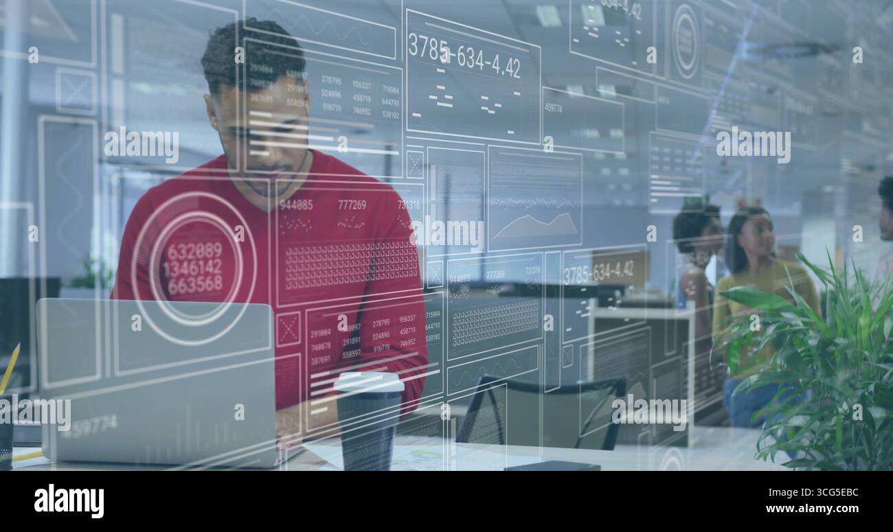 Uomo pendente che indossa un maglione rosso che scrive su un computer portatile con una tazza di caffè alla scrivania open space, spazio fotocopie Foto Stock
