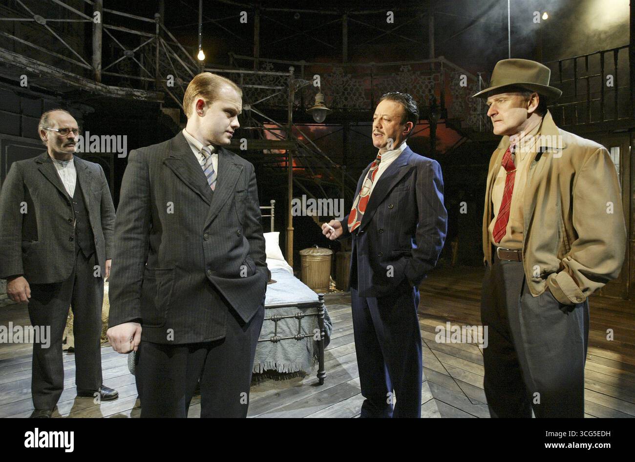 l-r: Paul Bentall (Spicer), Michael Jibson (Pinkie), David Burt (Dallow), Neil McCaul (Cubitt) a BRIGHTON ROCK basato sul romanzo di Graham Greene all'Almeida Theatre, Londra N1 05/10/2004 musica di John Barry testi di Don Black libro di Giles Havergal direttore: Michael Attenborough Foto Stock