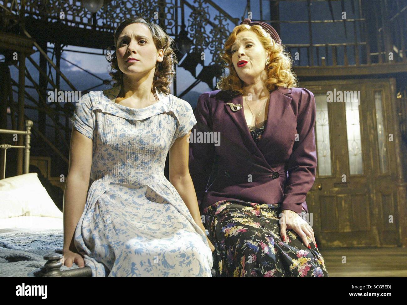 l-r: Sophia Regavelas (Rose), Harriet Thorpe (Ida) a BRIGHTON ROCK basato sul romanzo di Graham Greene all'Almeida Theatre, Londra N1 05/10/2004 musica di John Barry testi di Don Black libro di Giles Havergal design: Lez Brotherston illuminazione: Tim Mitchell coreografia: Karen Bruce regista: Michael Attenborough Foto Stock