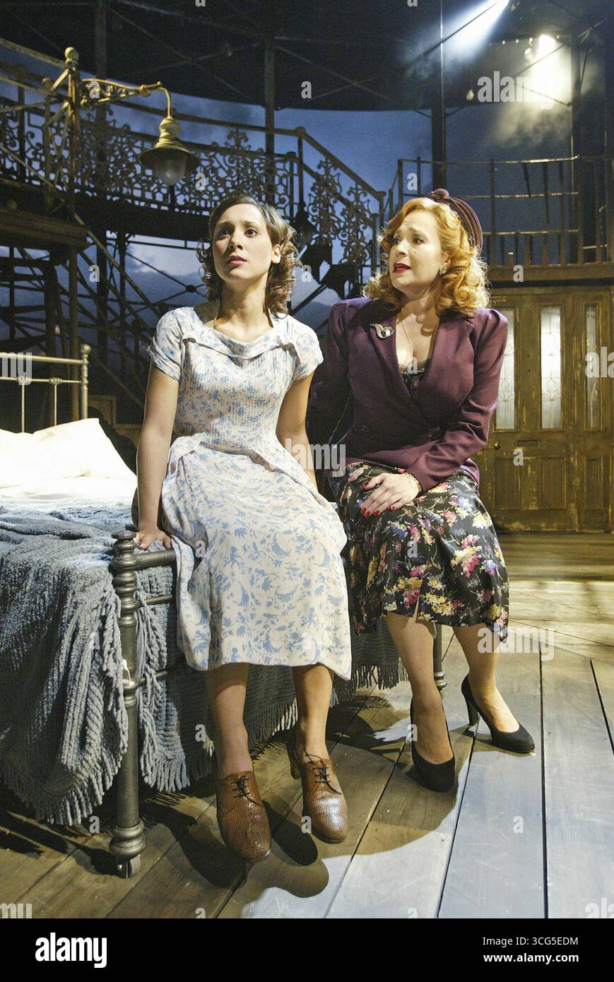 l-r: Sophia Regavelas (Rose), Harriet Thorpe (Ida) a BRIGHTON ROCK basato sul romanzo di Graham Greene all'Almeida Theatre, Londra N1 05/10/2004 musica di John Barry testi di Don Black libro di Giles Havergal design: Lez Brotherston illuminazione: Tim Mitchell coreografia: Karen Bruce regista: Michael Attenborough Foto Stock