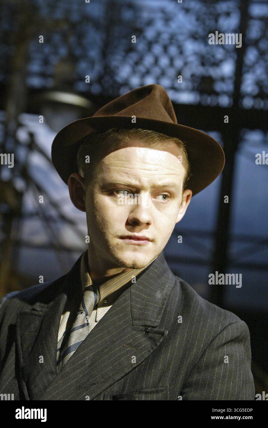 Michael Jibson (Pinkie) a BRIGHTON ROCK basato sul romanzo di Graham Greene all'Almeida Theatre, Londra N1 05/10/2004 musica di John Barry testi di Don Black libro di Giles Havergal design: Lez Brotherston illuminazione: Tim Mitchell coreografia: Karen Bruce regista: Michael Attenborough Foto Stock