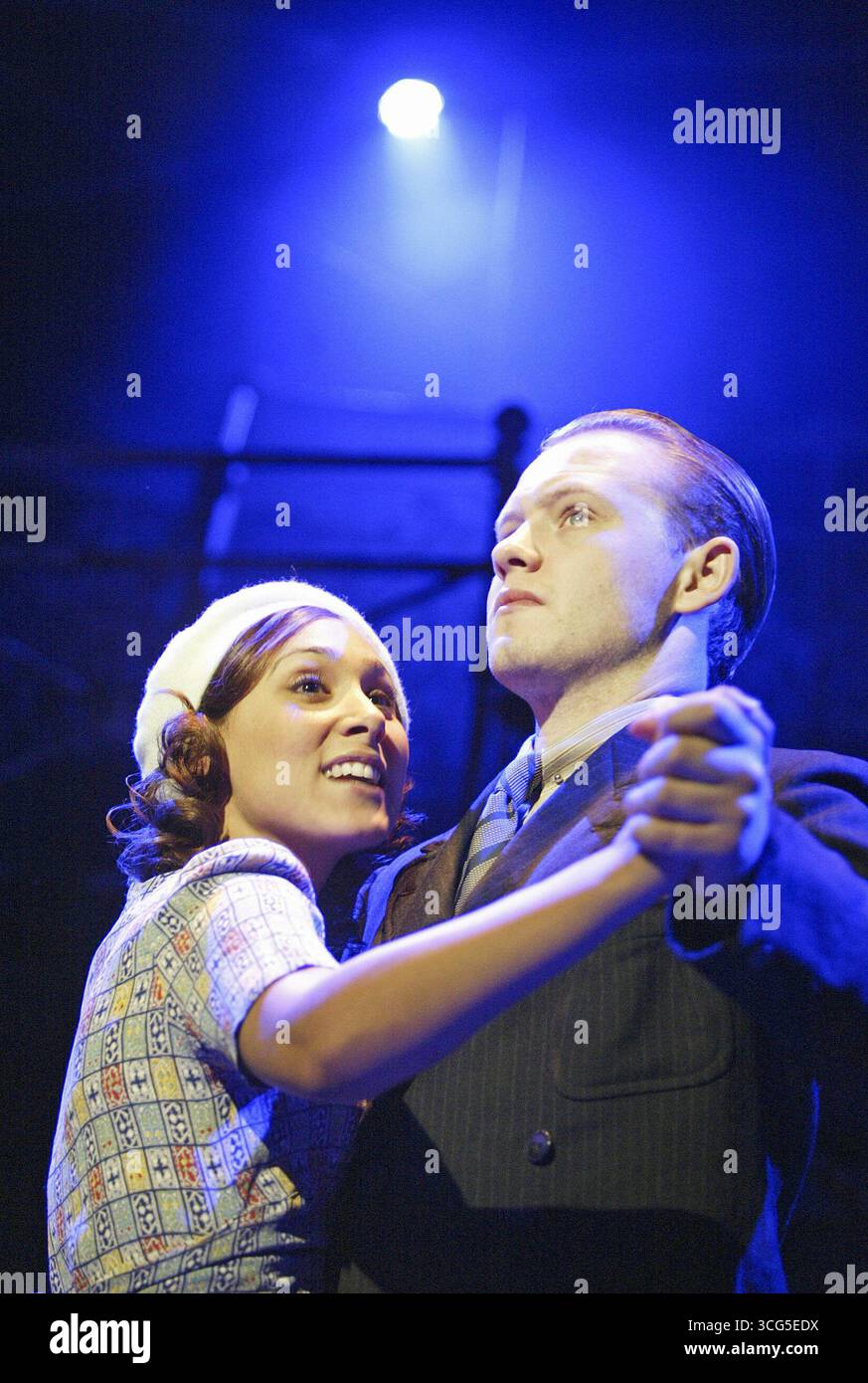 Sophia Regavelas (Rose), Michael Jibson (Pinkie) a BRIGHTON ROCK basato sul romanzo di Graham Greene all'Almeida Theatre, Londra N1 05/10/2004 musica di John Barry testi di Don Black libro di Giles Havergal design: Lez Brotherston illuminazione: Tim Mitchell coreografia: Karen Bruce regista: Michael Attenborough Foto Stock