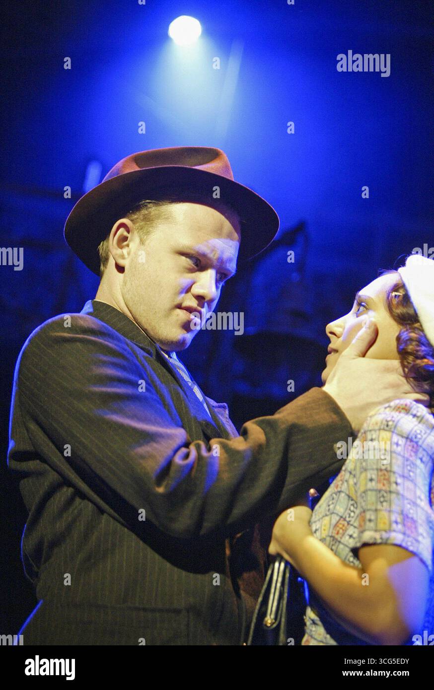 Michael Jibson (Pinkie), Sophia Regavelas (Rose) a BRIGHTON ROCK basato sul romanzo di Graham Greene all'Almeida Theatre, Londra N1 05/10/2004 musica di John Barry testi di Don Black libro di Giles Havergal design: Lez Brotherston illuminazione: Tim Mitchell coreografia: Karen Bruce regista: Michael Attenborough Foto Stock