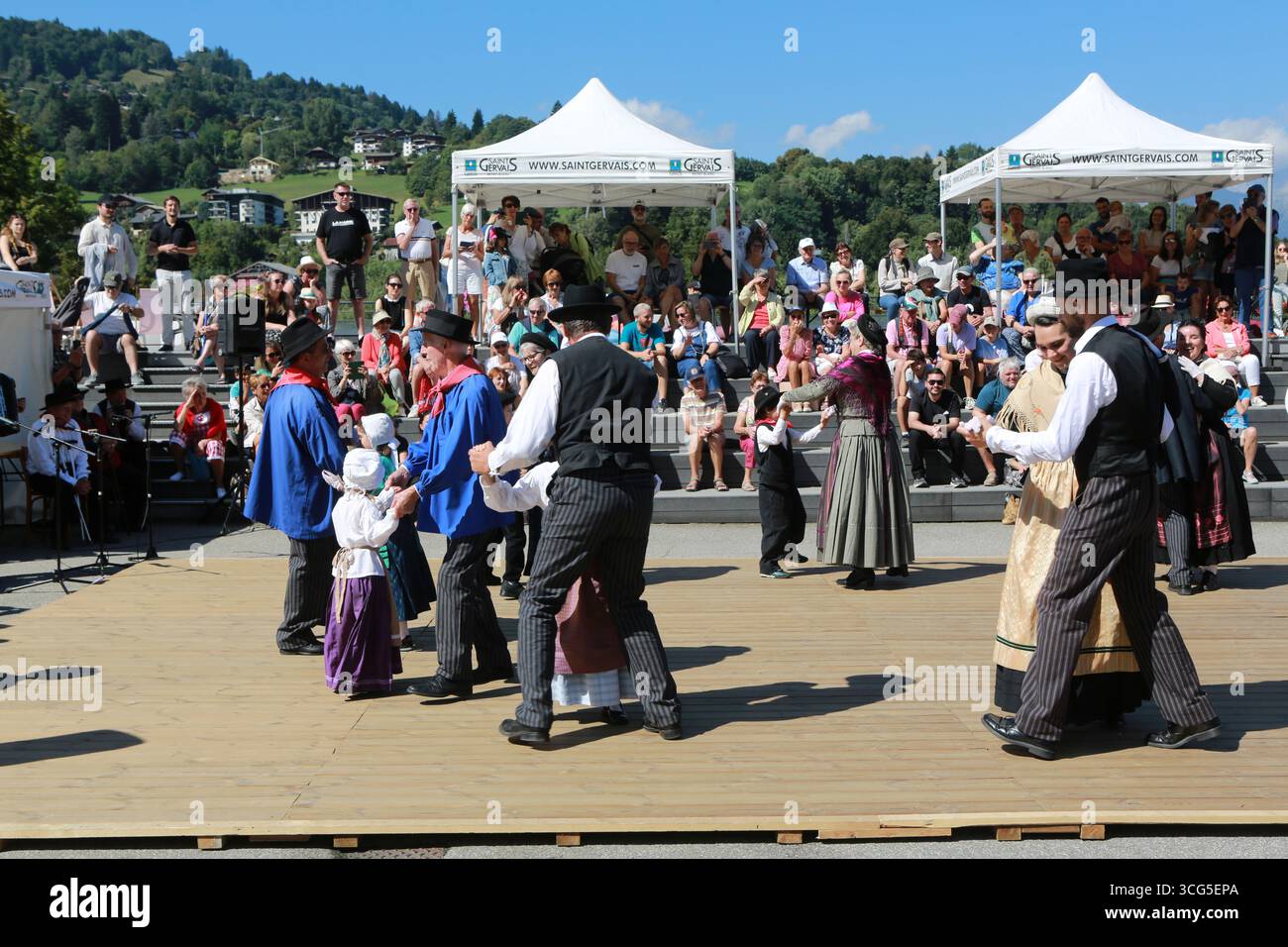 Groupe folklorique : la Chamoschire. Fête de la Rioule : rencontre folklorique avec les groupes : la Chamoschire (Saint-Gervais-les-Bains), la Clicca, Foto Stock