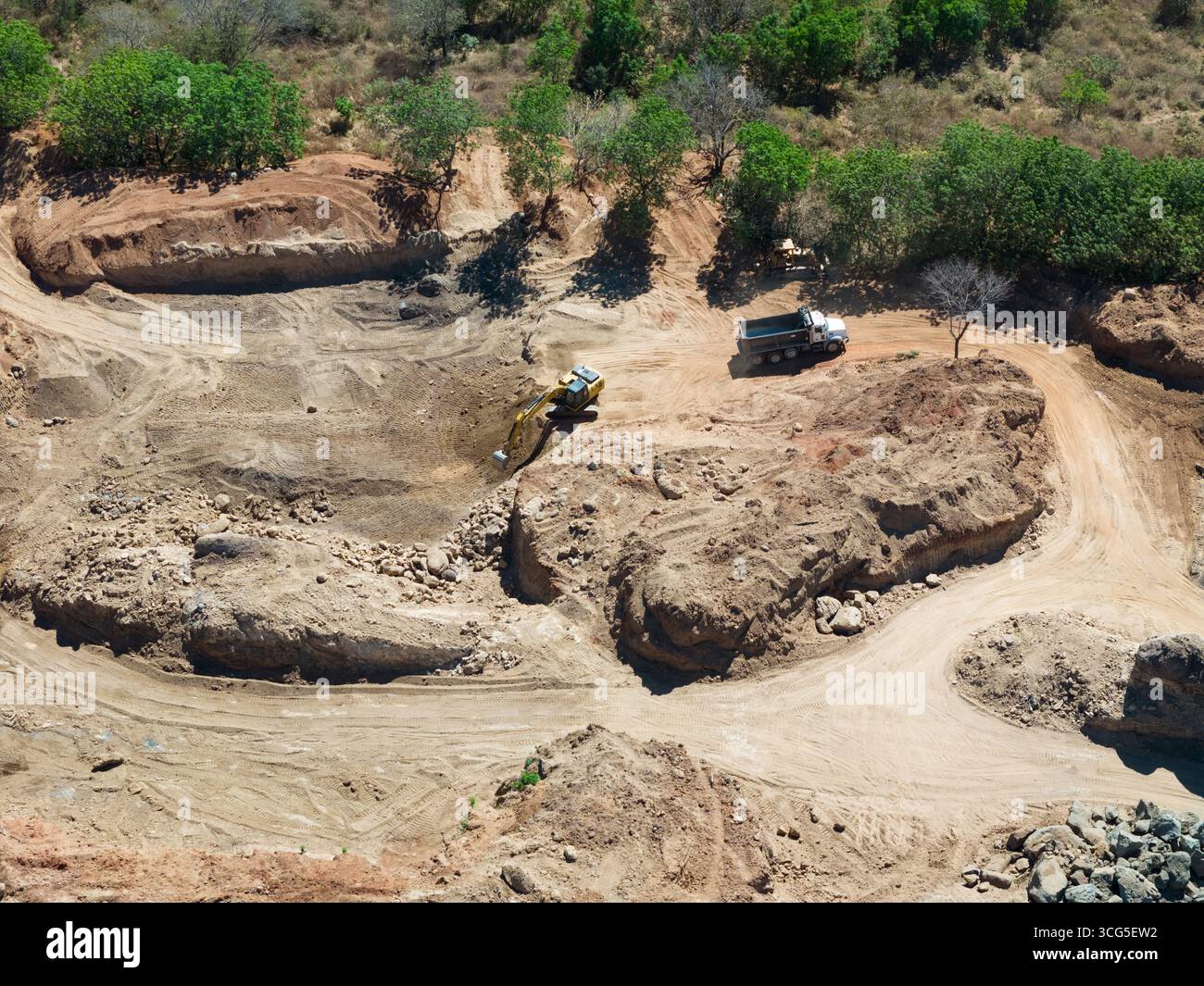 Dumper per carico da escavatore con vista del drone aereo da sabbia Foto Stock