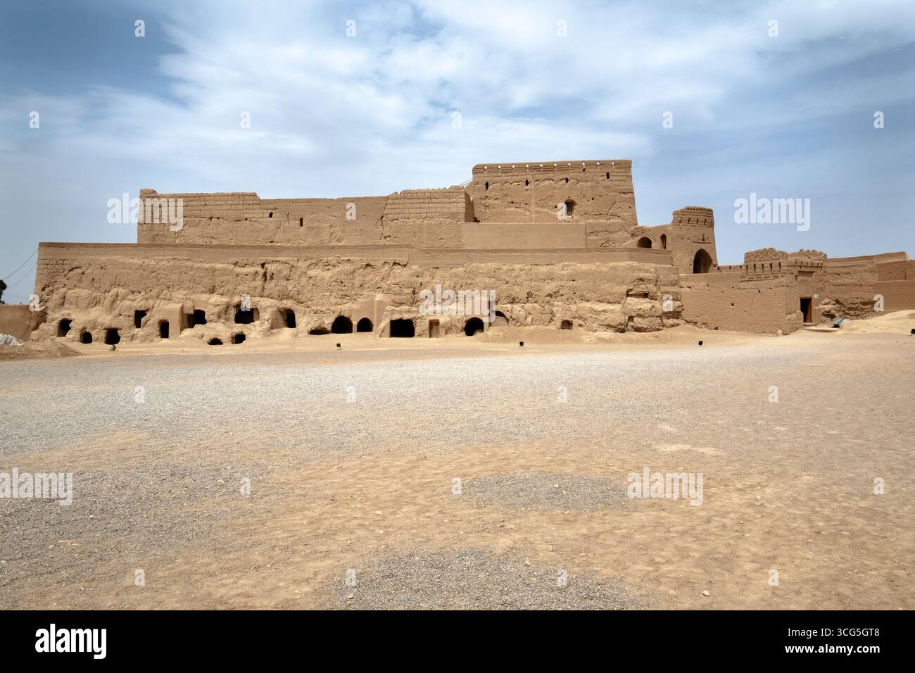 Imponente vista dell'antico qaleh nareen, un punto di riferimento storico a Meybod, Iran, che mostra la sua impressionante architettura e la ricca storia Foto Stock