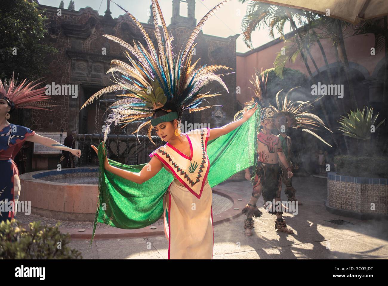 Guadalajara Jalisco Messico 09 11 2024. Foto editoriale dello spettacolo di danza Maya con donna in abbigliamento tradizionale e copricapo in piuma, uomini in ceremo Foto Stock