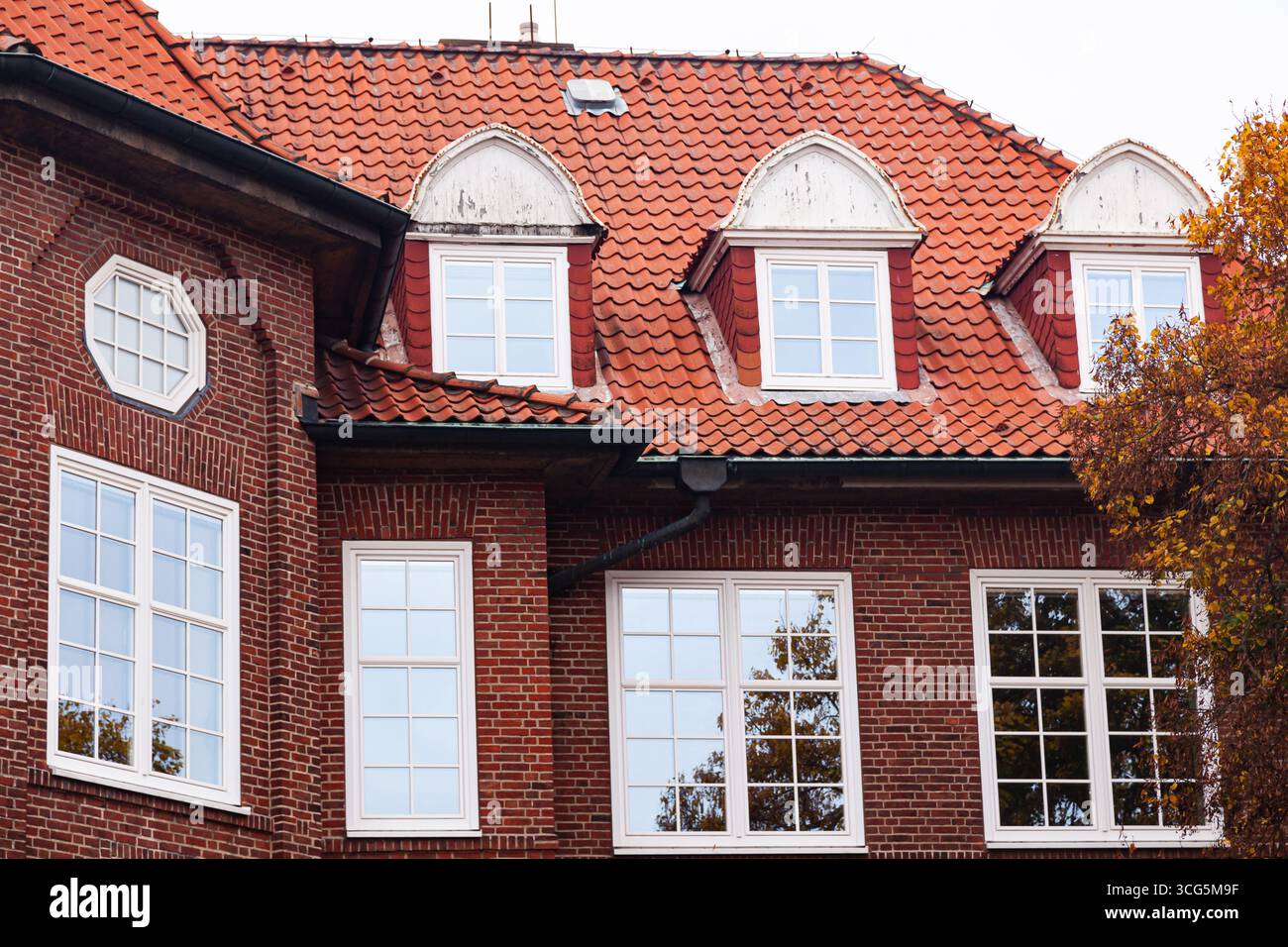 Architettura della città di Cuxhaven, Germania. Case europee con piastrelle rosse. Foto Stock