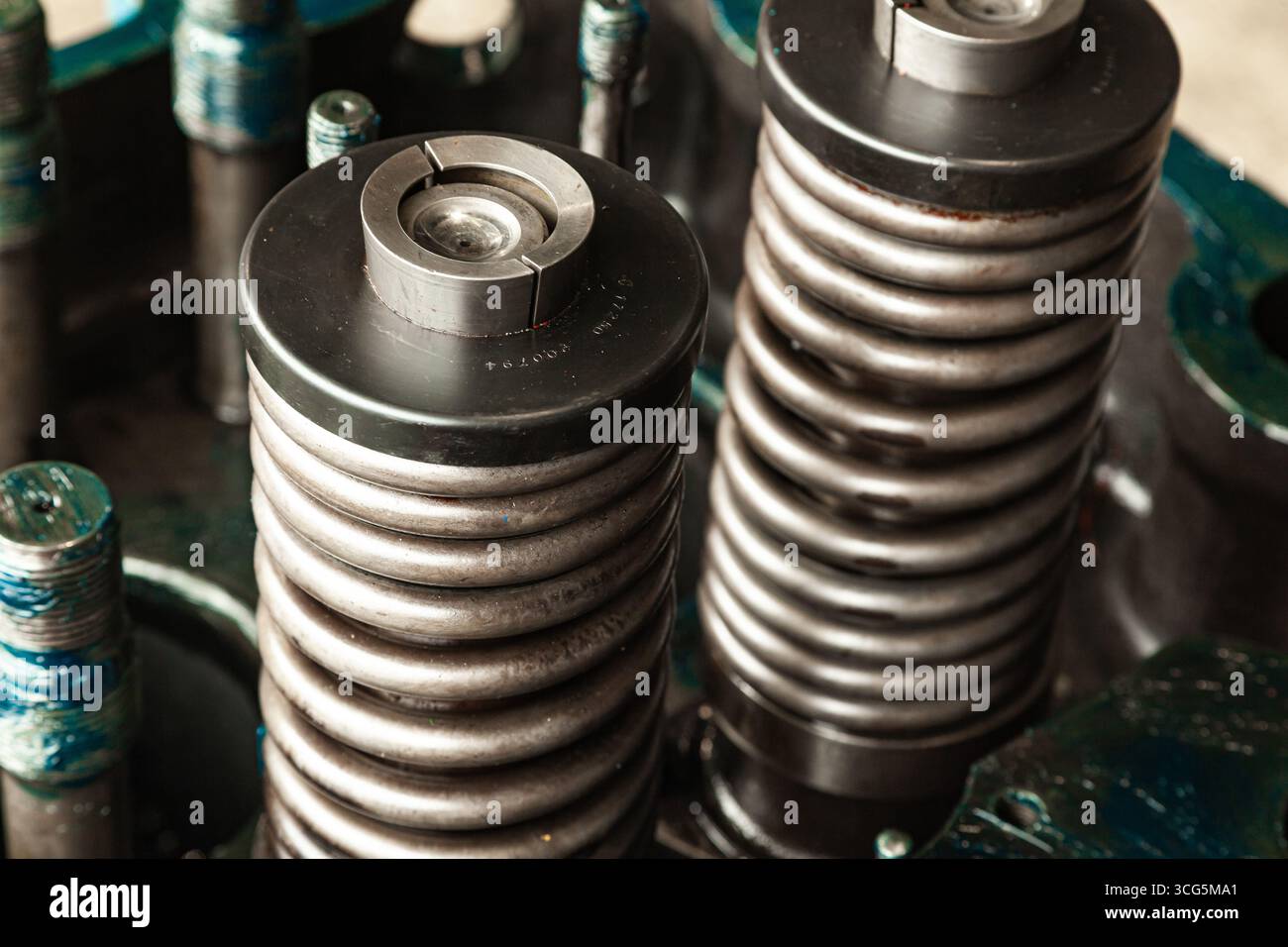 Dettagli del motore principale della nave lubrificato con grasso, primo piano. Foto Stock