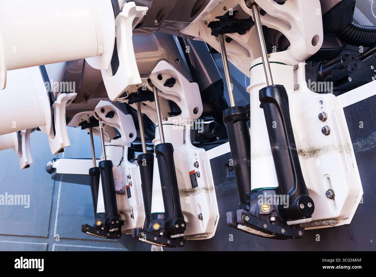 Meccanismi di sollevamento sui motori fuoribordo a poppa dell'imbarcazione. Ascensore sullo specchio di poppa sui motori fuoribordo di una barca a motore. Foto Stock