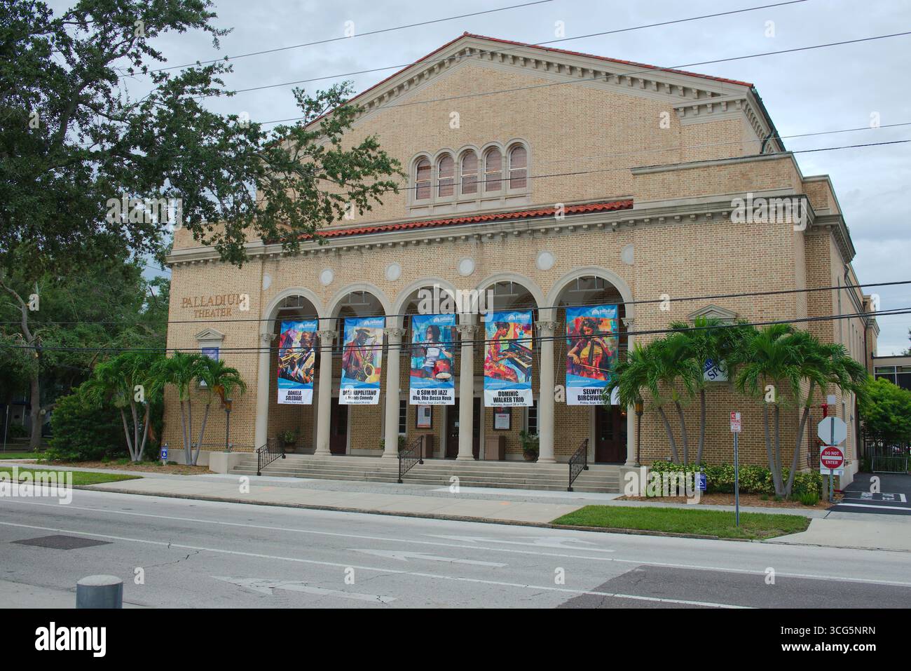 Edificio storico del teatro Palladium con poster colorati e palme. Solo per uso editoriale St. Petersburg, FL USA 26 agosto 2025. Foto Stock