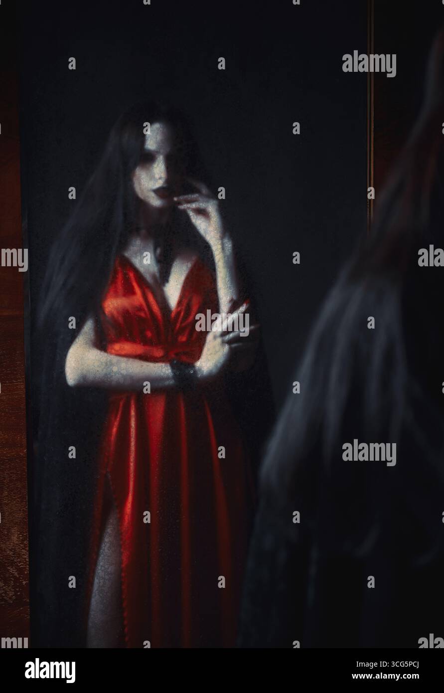 Scena horror: Riflesso sfocato della ragazza fantasma nel vecchio specchio sporco. Ritratto della donna vampira Foto Stock