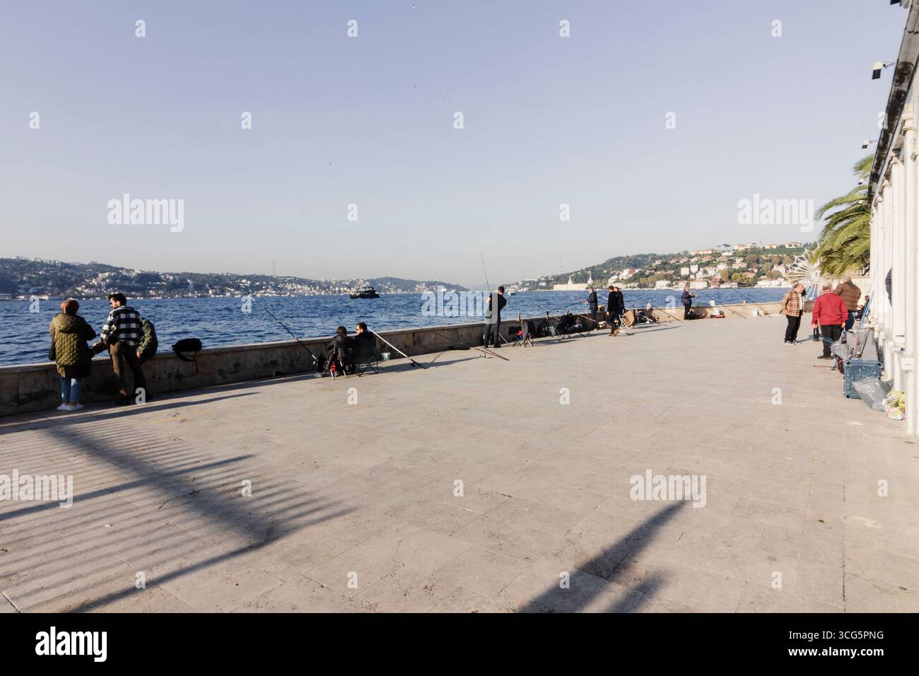 Scene dal lungomare di istanbul, dove la pesca è un'attività comune che collega le persone con l'iconico bosforo Foto Stock